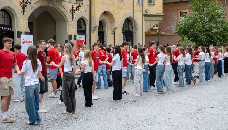 FOTO in VIDEO: Maturanti na Ptuju znova zaplesali četvorko v srcu mesta