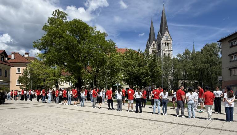 FOTO in VIDEO: Maturanti na zadnji šolski dan zavzeli center Kočevja