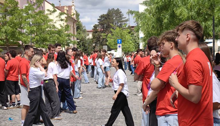 FOTO in VIDEO: Maturanti v Murski Soboti točno opoldne zaplesali četvorko