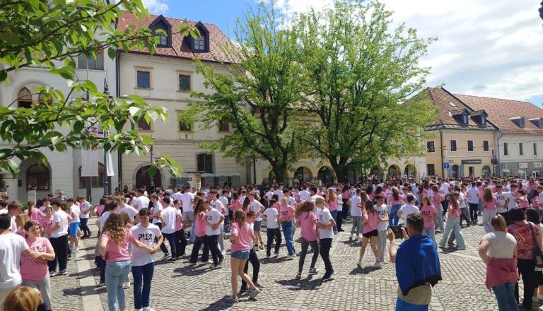 FOTO in VIDEO: Novomeški maturanti zavzeli Glavni trg in zaplesali četvorko