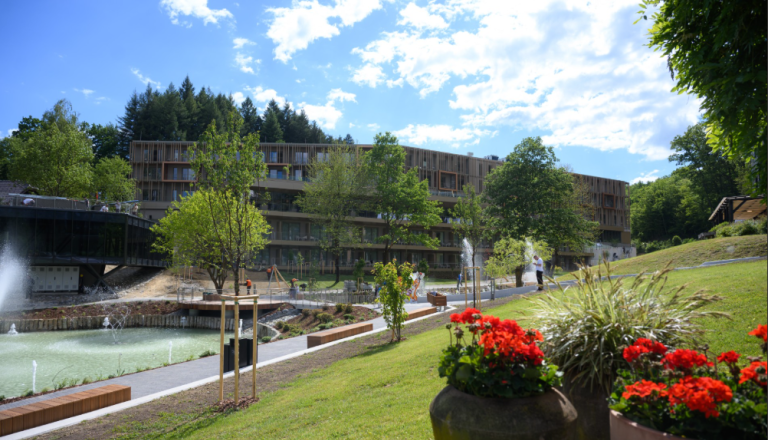 FOTO: Otroci raziskujejo, starši končno zadihajo - v Sloveniji odprli nov družinski hotel