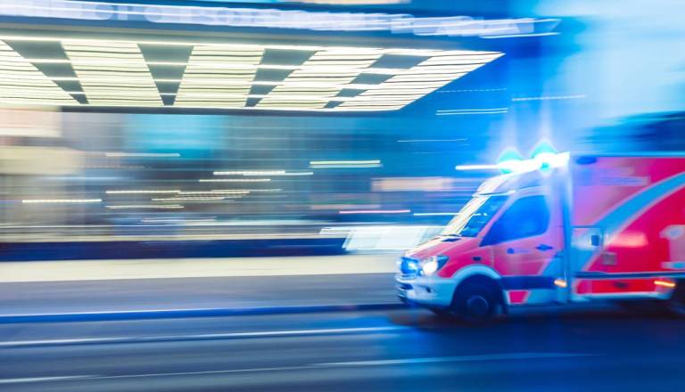 Zapeljala na nasprotni pas in povzročila hudo nesrečo, motorist in kolesar končala v bolnišnici