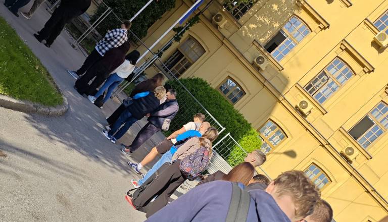 Prizor izpred upravne enote na Tobačni vznemiril Ljubljančane: Kolona ljudi se vije tudi po dvorišču