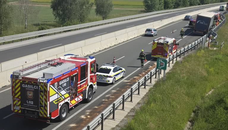 FOTO in VIDEO: Huda nesreča na pomurski avtocesti, tovornjak prebil ograjo
