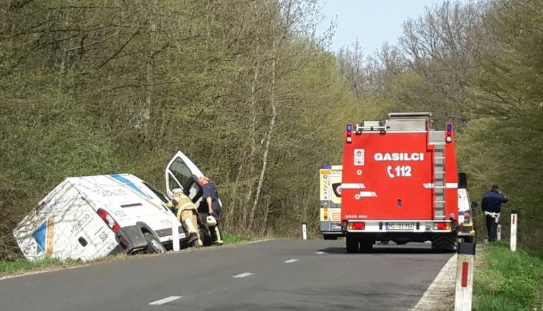 Počilo v bližini Ptuja, kombi pristal na boku