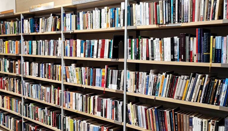 Slovenska literarna elita v finalu za kresnika: To so romani, ki se borijo za 7.000 evrov