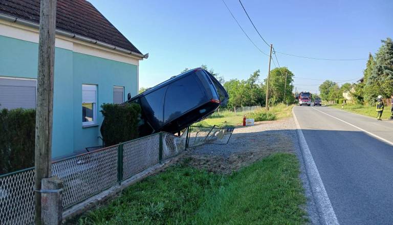 Avtomobil pristal tik ob hiši, ne boste verjeli, kaj je naredil voznik