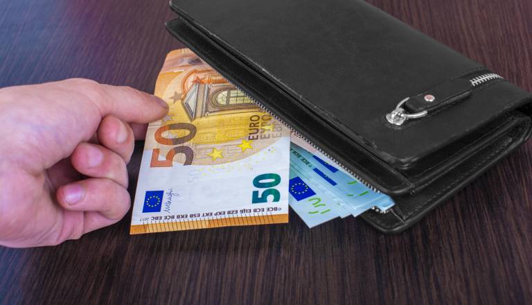 Nizozemcu naj bi vzeli denar, nato pa jo ucvrli z BMW-jem