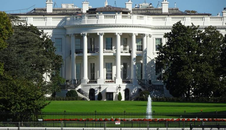 Trump po streljanju pri Beli hiši pohvalil tajno službo