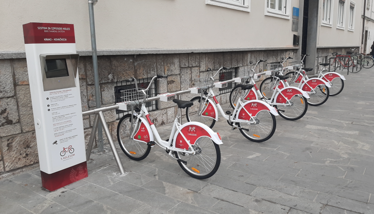 Kranj širi izposojo koles, tri občine iz sistema izstopile. Katere?