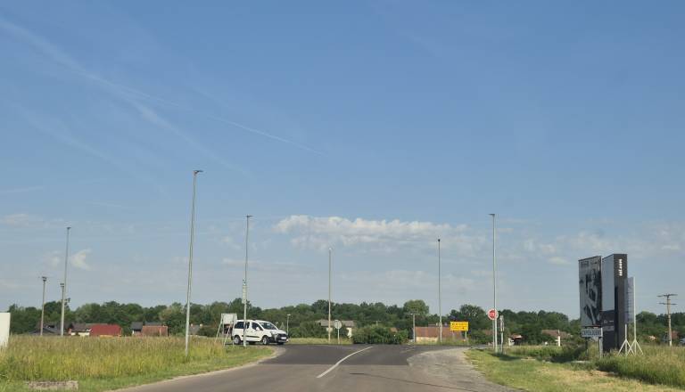Zakaj pri trgovini OBI še ni krožišča? Vozniki čakajo v kolonah, direkcija in občina pa kažeta druga na drugo