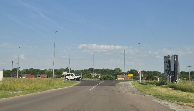 Zakaj pri trgovini OBI še ni krožišča? Vozniki čakajo v kolonah, direkcija in občina pa kažeta druga na drugo