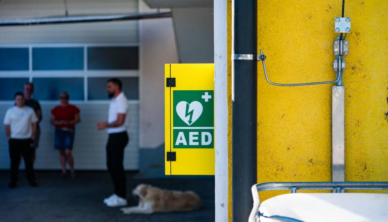 Postavili že petnajsti defibrilator. Kje stoji najnovejši v Šentrupertu?