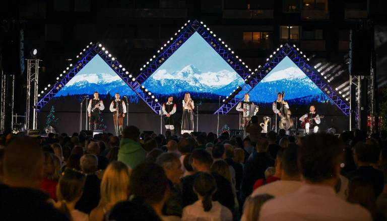 Ansambel Saša Avsenika zapel pred ALEJO kot pod Triglavom