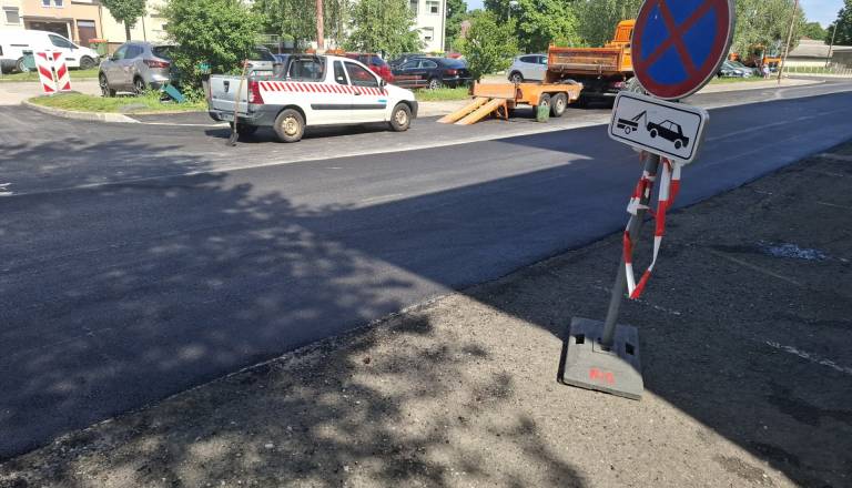 Zakaj so na Teznu obnovili cesto, ne pa tudi parkirišč? Mariborska občina odgovarja