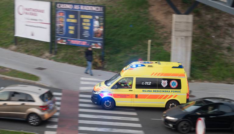 V hudi nesreči umrl motorist