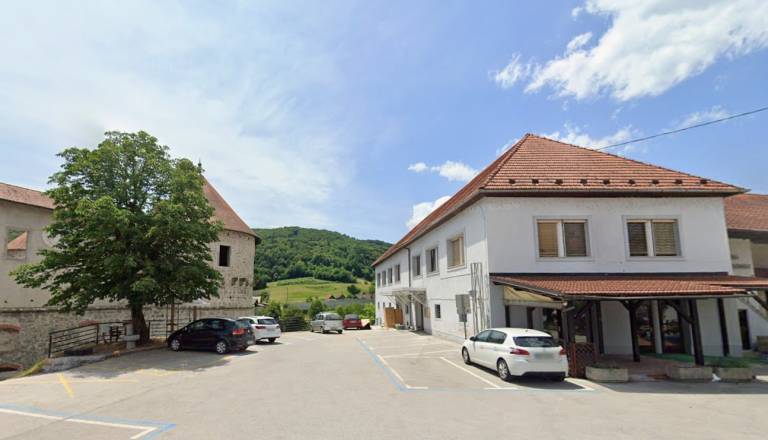 Tik ob gradu Žužemberk se prodajata dve stavbi. Za tako ceno jih dobite na idilični lokaciji