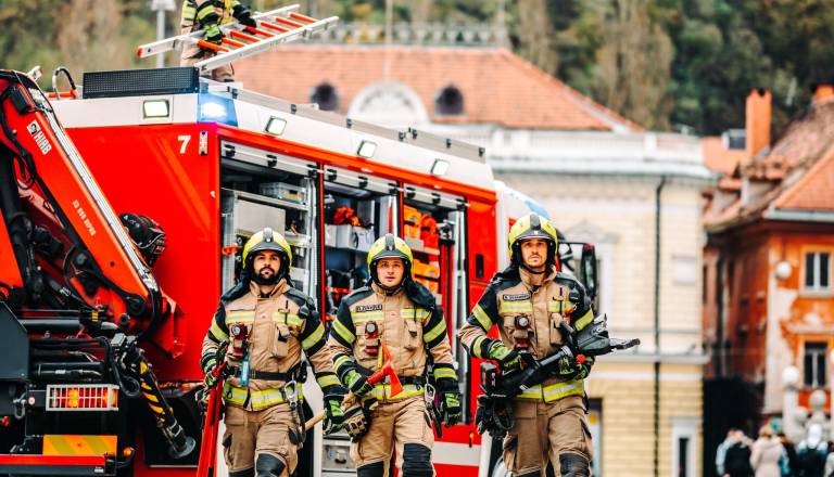 Drama na Štefanovi ulici: Sredi noči ostala ujeta za steklenimi vrati