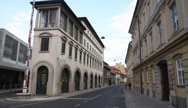 Plečnikov zastavni jambor pred Pegleznom danes odstranjujejo – se simbol Ljubljane sploh še vrača?