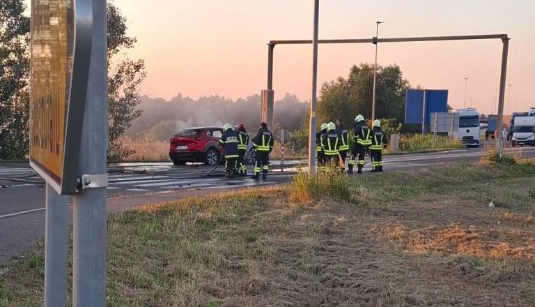 V Pomurju gori vozilu, posredovali so gasilci