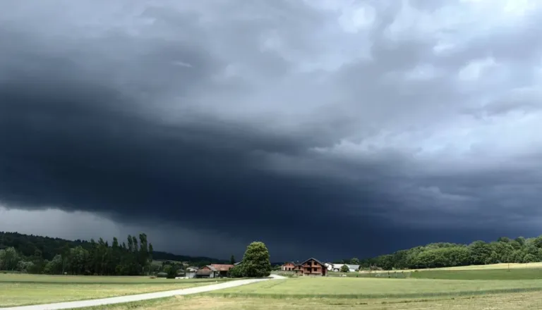 Po vročem dnevu prihajajo neurja s točo in sunki vetra
