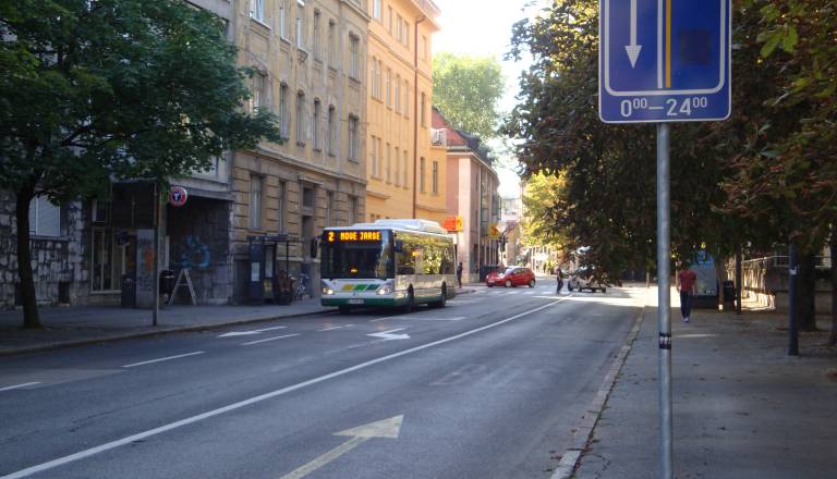 Na Poljanski cesti se obeta radar: »Cesta je postala dirkališče skozi šole in vrtec«