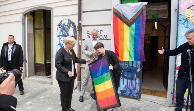 Mariborka zaradi mavrične zastave najema varnostnika: »Čez mejo jo ima vsak pajzl - in ni nobenih težav, pri nas pa ...«