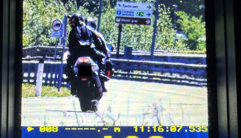 Na Bledu motorist divjal kar 108 kilometrov na uro tam, kjer je omejitev 50