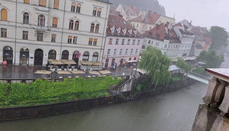 Prihajajo močne nevihte, možni toča, nalivi in sunki vetra