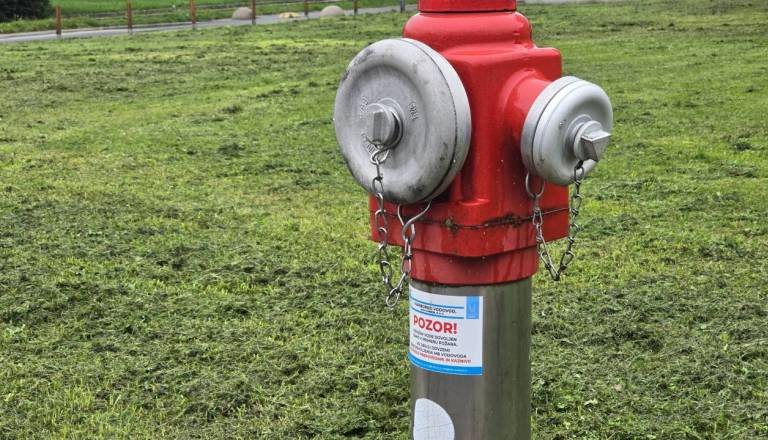 Polnjenje bazenov in zalivanje obremenjuje vodovod, na Ptujskem močno narasla poraba vode