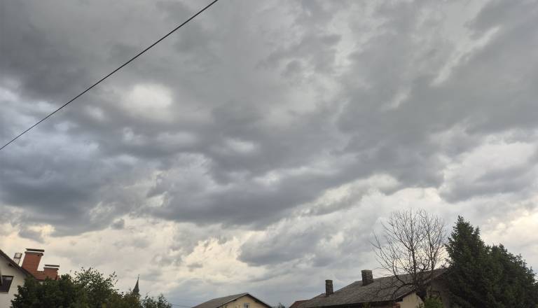 Napovedi vremenoslovcev se uresničujejo: Za Pomurje izdano vijolično opozorilo zaradi toče