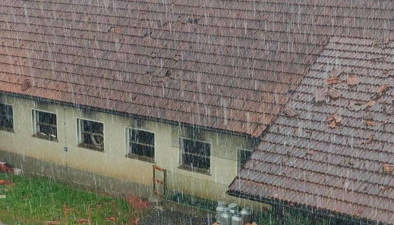 FOTO: V Slovenskih goricah vetrolom, nevihta se pomika proti Ptuju, možna tudi toča