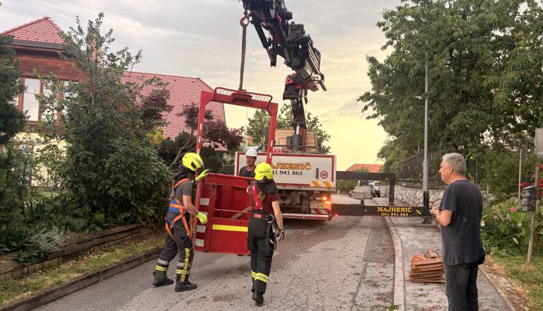 FOTO in VIDEO: Hudo neurje v Slovenskih goricah odkrivalo strehe in podiralo drevesa