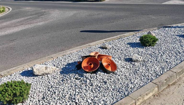 Križišče s posodo razdelilo Komendo, občina vztraja: »Podoba je všečna«