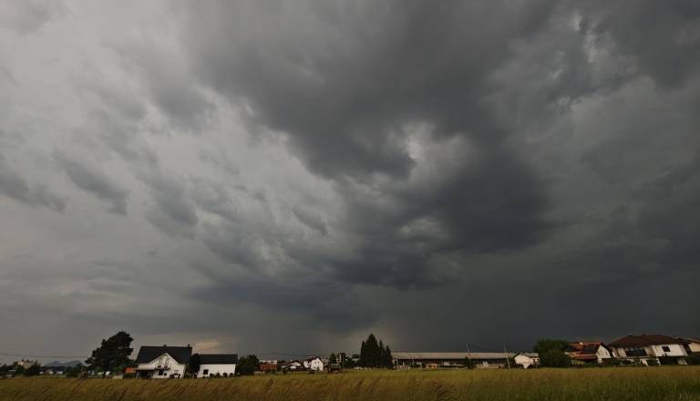 Nad Cerkljami se krepi nevihtna celica, možna tudi toča
