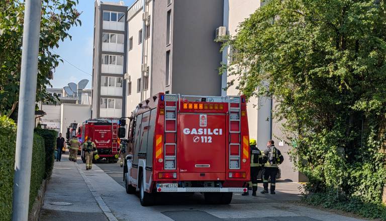 FOTO: Gasilci zaradi požara in eksplozije hiteli v Melje, posredovanje hitro zaključeno