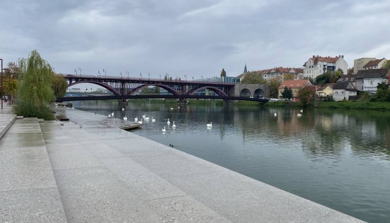 Društvo zgroženo nad odzivi pod objavo o skuterjih na Dravi: »Plaz žaljivk in primitivnih komentarjev«