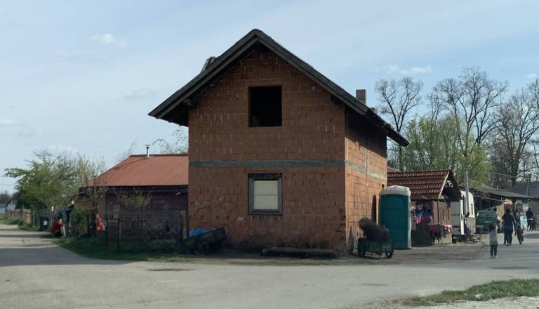 Država občinam z romskimi naselji namenja skoraj 10 milijonov evrov