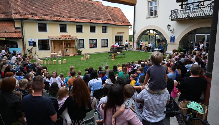 Pravljično dogajanje za vse generacije: Četrti festival ptujske knjižnice bo dvorišče spremenil v čarobni svet Ele Peroci