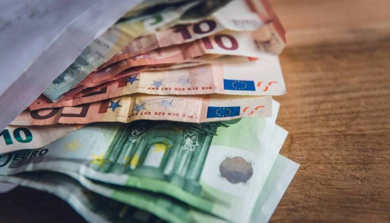 Na računih upokojencev danes za en odstotek višje nakazilo pokojnin