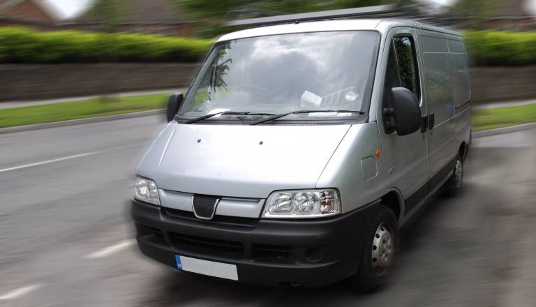 Smrtna žrtev na glavni cesti: Kombi zapeljal na travnik in silovito trčil v drevo 