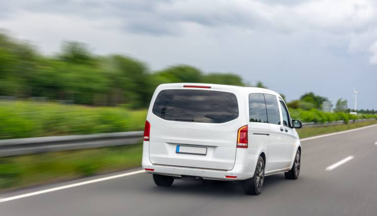 Tragična nesreča na Koroškem: Kombi nenadoma zapeljal s ceste – voznik umrl na kraju, sopotnik v bolnišnici