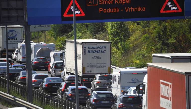 Vozniki, pozor!Prometni val prinaša zastoje po vsej Sloveniji