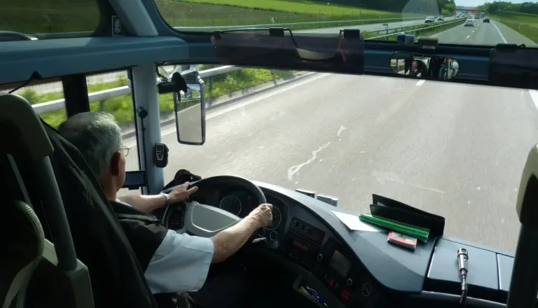 Voznik avtobusa zaviral, potnik z glavo udaril v gasilni aparat, utrpel hud pretres možganov