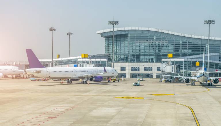 Zaradi suma na dron za eno uro ustavili promet na münchenskem letališču