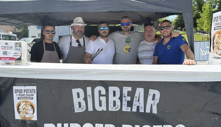 Lepa gesta kočevskega Big Bearja in podpornikov: Z dobrodelnimi čevapčiči na pomoč Jaku Škofu