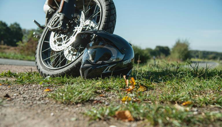 Ribnica: Traktorist izsilil motorista in pobegnil s kraja trčenja