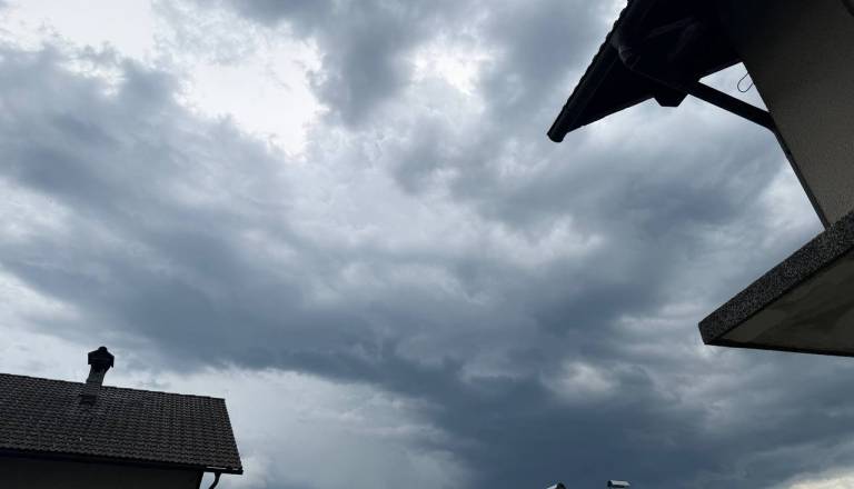 Po sončnem dopoldnevu že grozijo nalivi, toča in močni sunki vetra