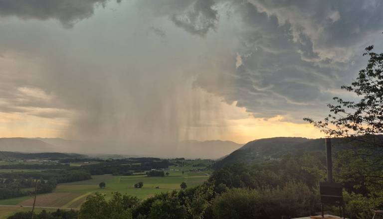 Trenutno burno nad Novim mestom in v okolici Krškega