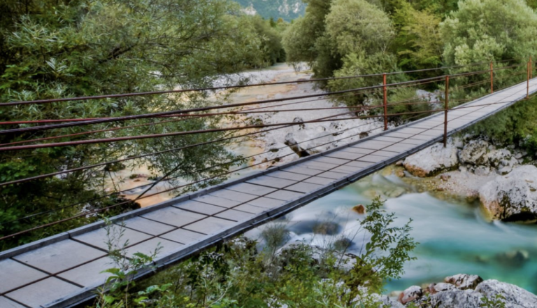 Huda nesreča pri Kobaridu, otrok z mostu nad Sočo padel več kot šest metrov globoko